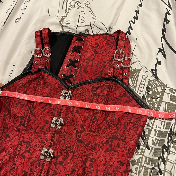 Red corset - Picture 5 of 11